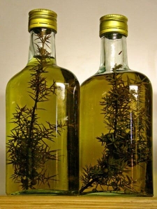 domaca-rakija-travarica-homemade-brandy-with-herbs-serbia(1)